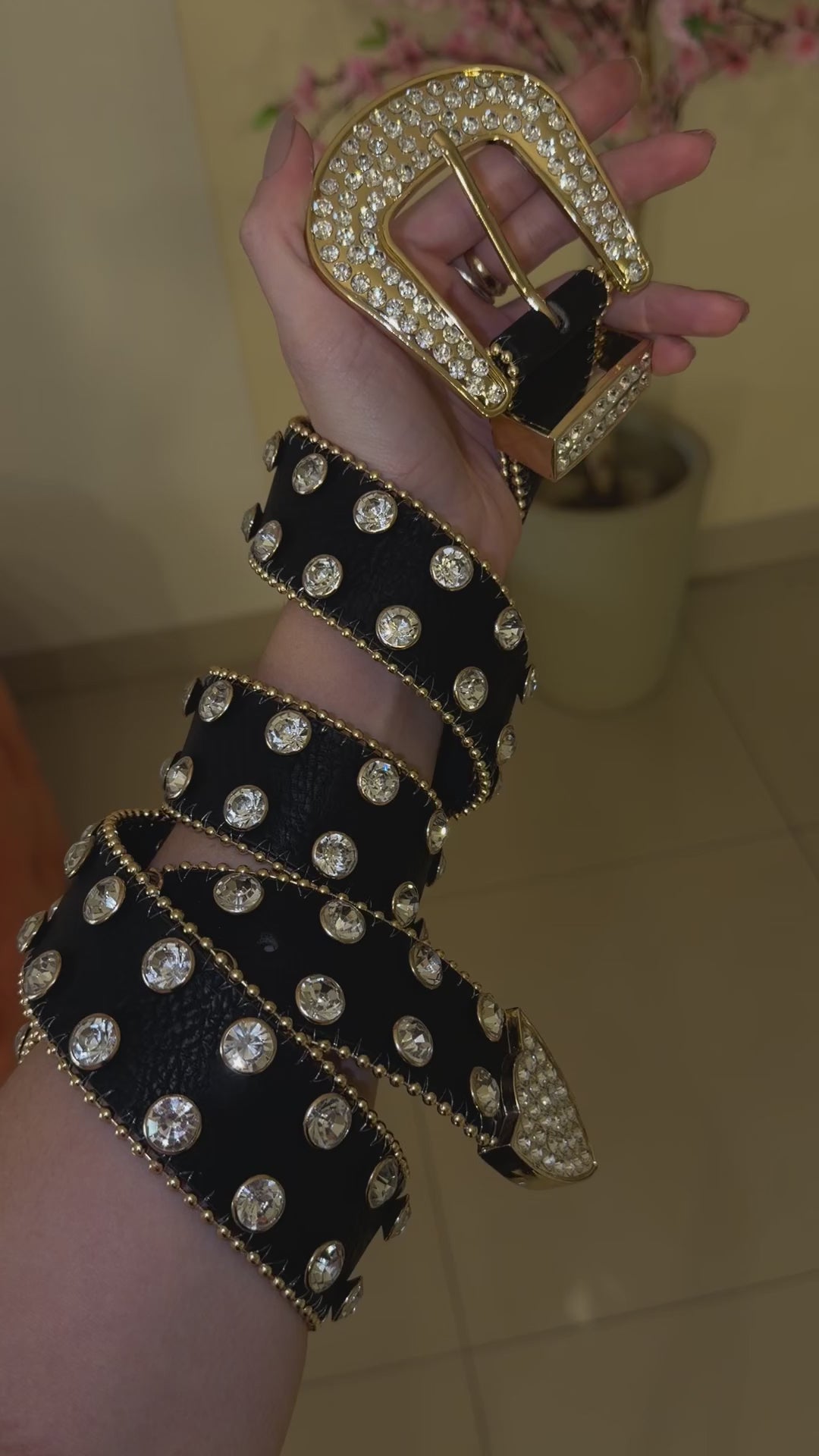 Cinto country preto com dourado.